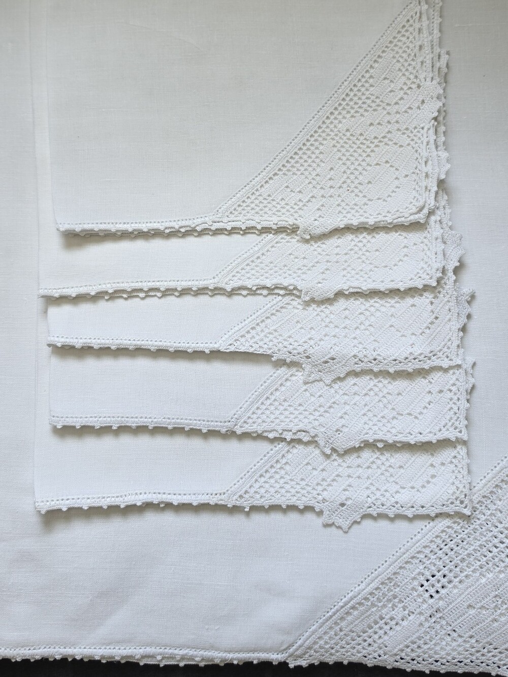 SET OF FIVE VINTAGE LINEN AND FILET CROCHET NAPKINS WITH MATCHING TABLECLOTH